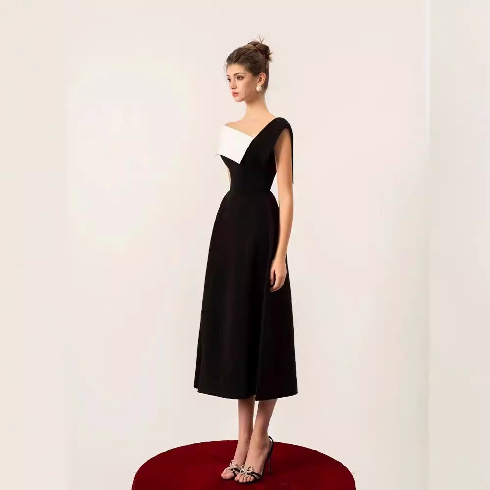 Off-Shoulder Plisseekleid mit hoher Taille