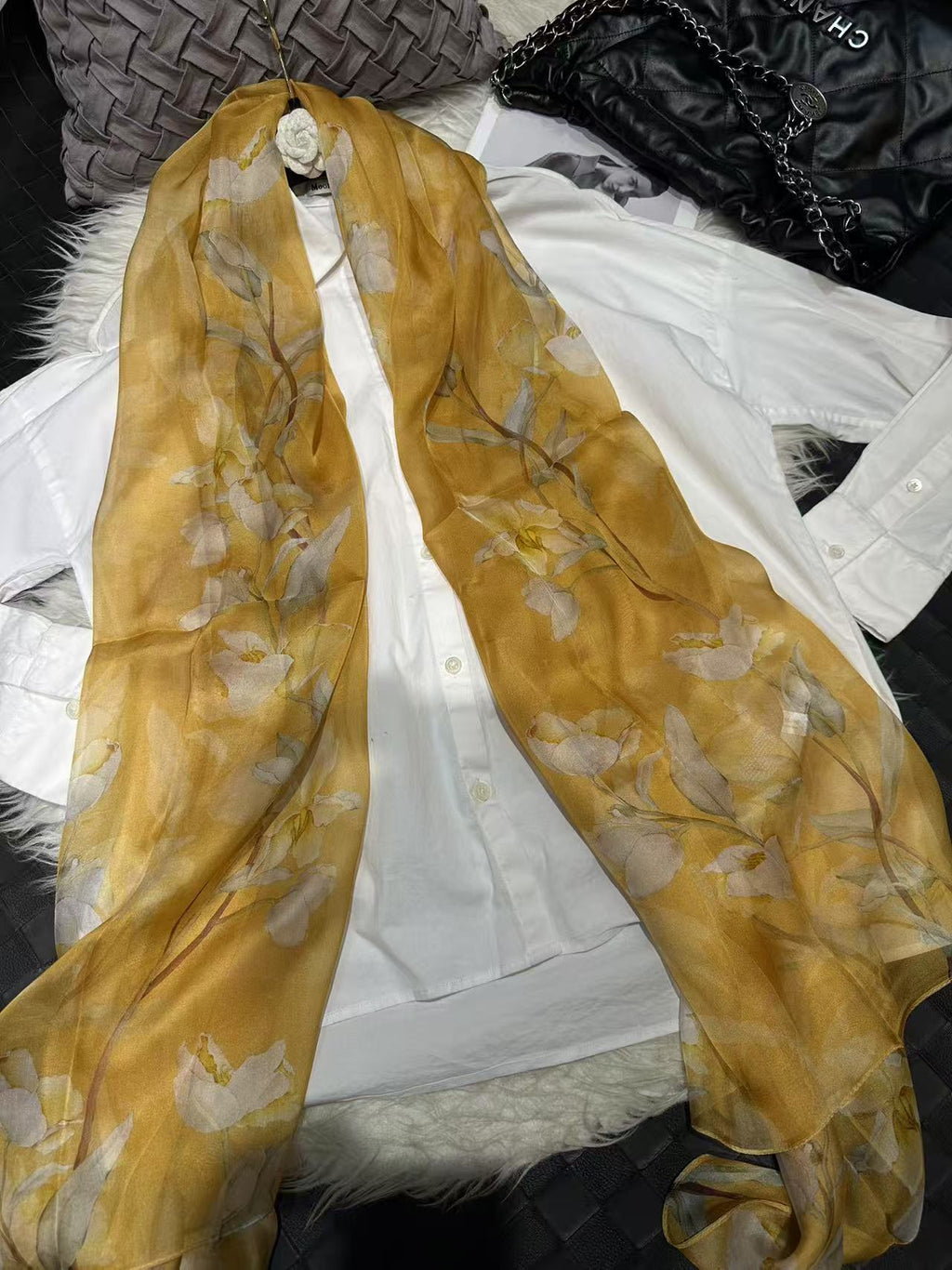 Seidenschal mit digitalem Print – leichte Luftigkeit – Bild 20 | LuxeStyle