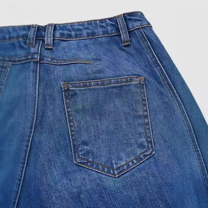 Gekräuselte Damenjeans mit Patch-Tasche
