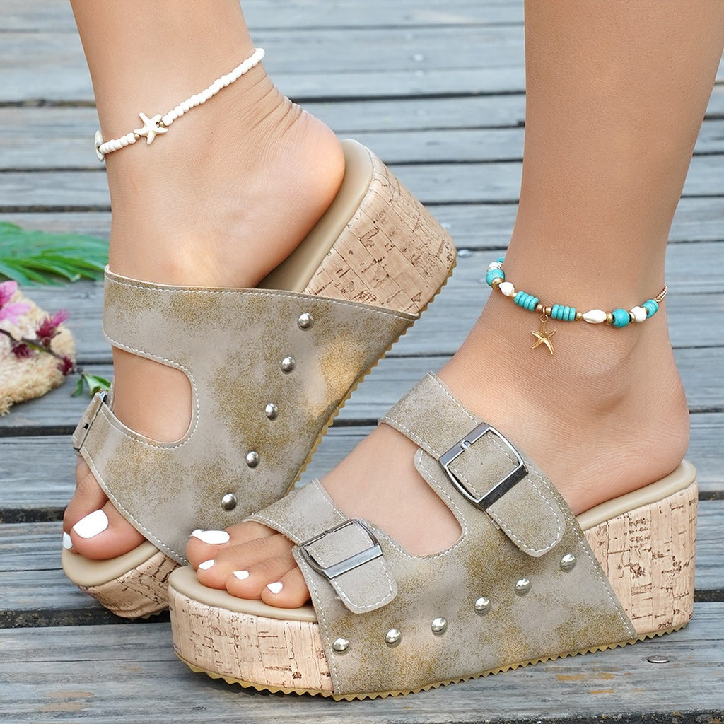 Keile-Sandalen mit Nieten und Riemchenschnalle – Bild 10 | LuxeStyle