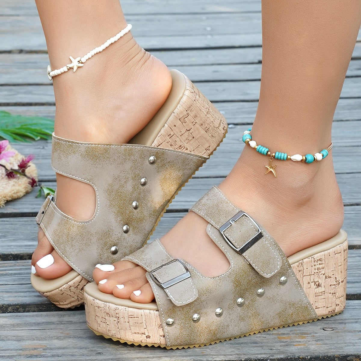 Keile-Sandalen mit Nieten und Riemchenschnalle – Bild 10 | LuxeStyle