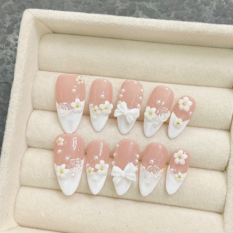 Handgemachte Nude-Weiss-Blumen Nägel