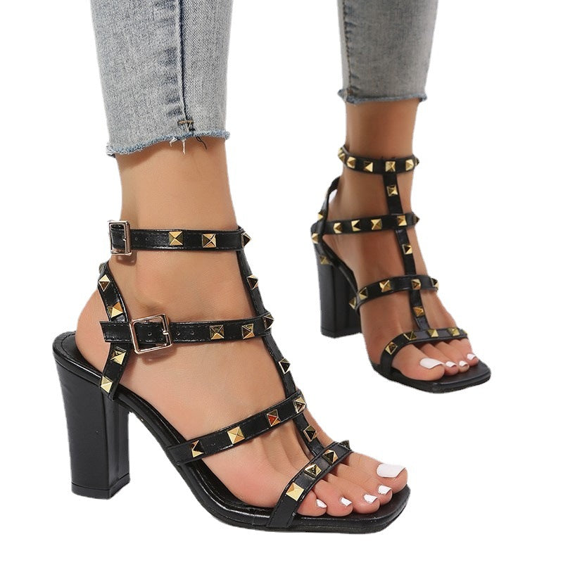 Sandalen mit eckiger Spitze und Nietenabsatz – Bild 4 | LuxeStyle