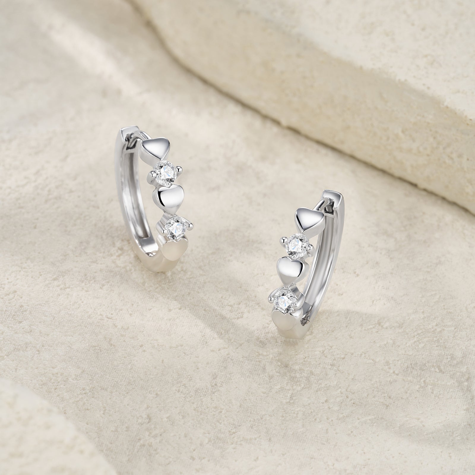 Herzförmige Huggie-Ohrringe mit Moissanite