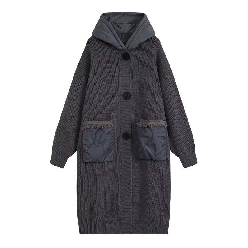 Langer Strickmantel mit Kapuze und Steppfutter – Bild 3 | LuxeStyle