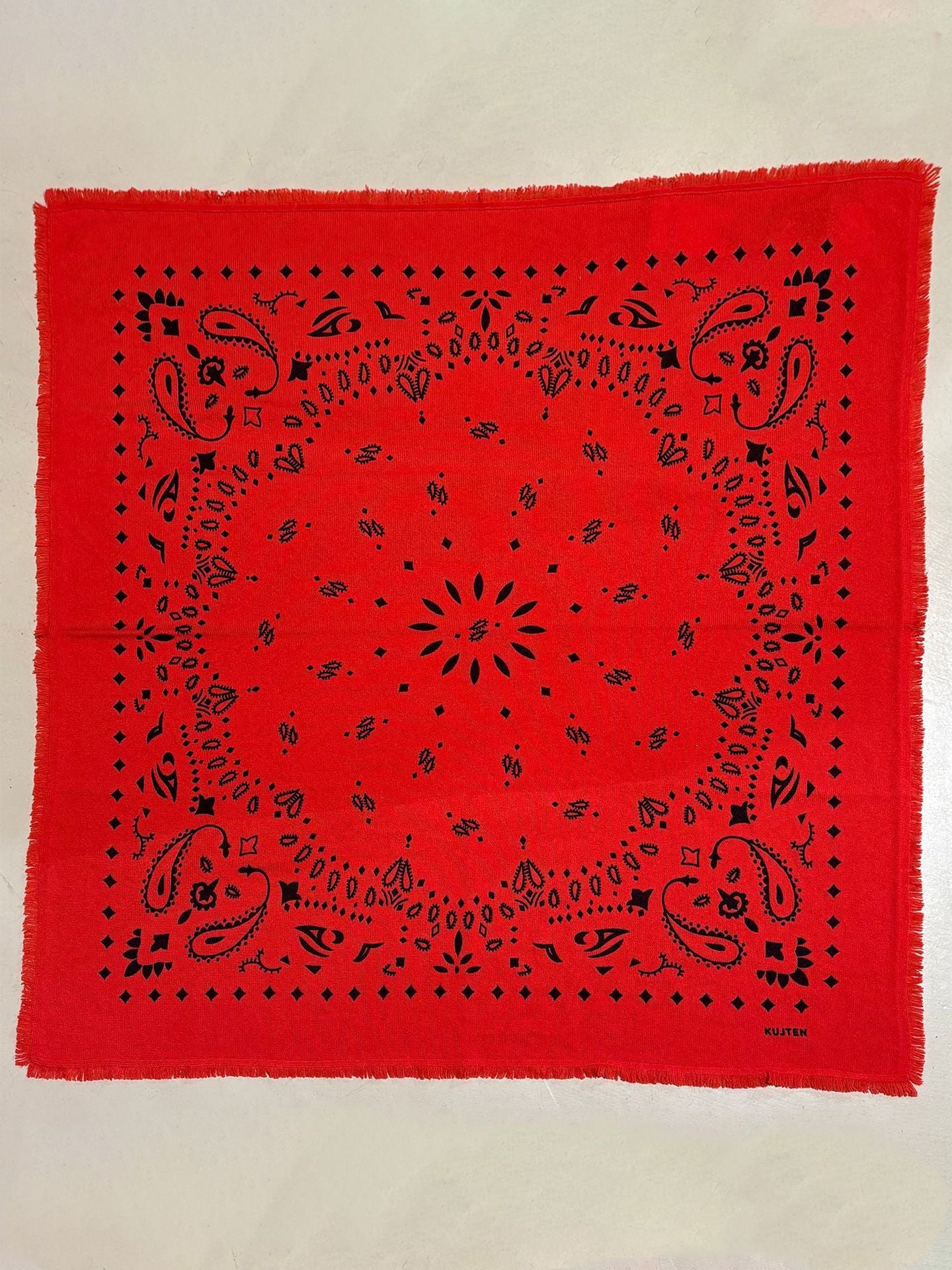 Eleganter vielseitiger quadratischer Schal