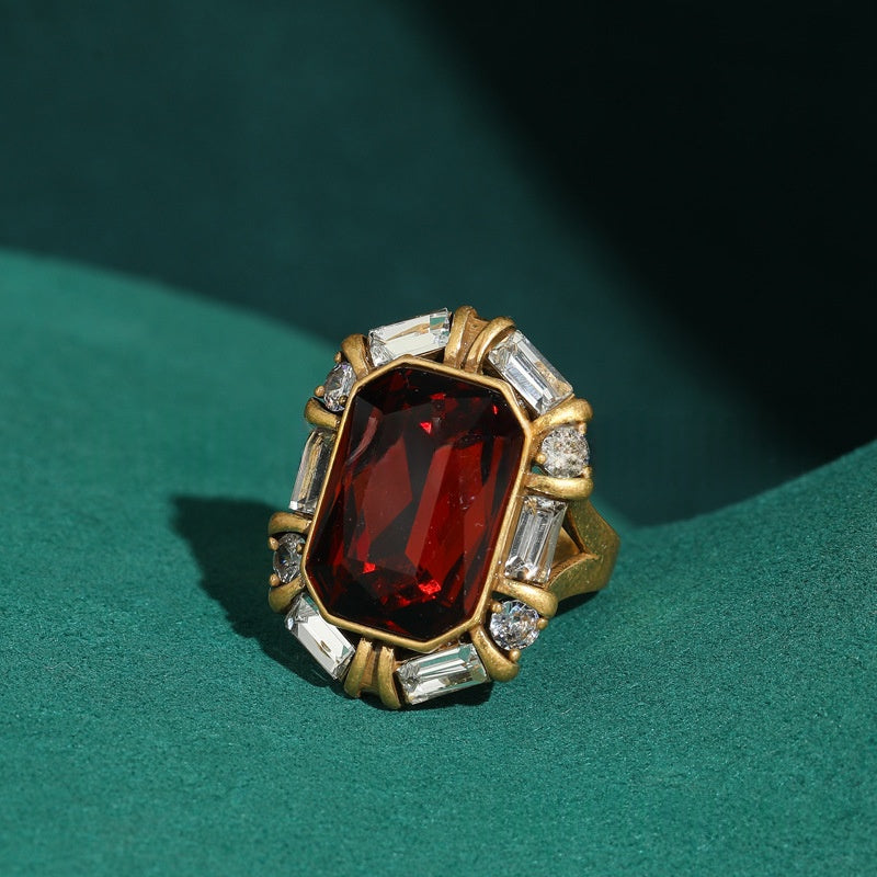 Vintage-Ring mit rotem Kristall und Achat