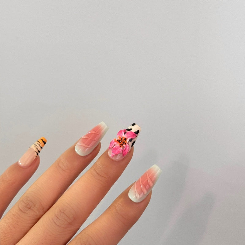 Handbemalte Zebranägel mit Lilien-Schnitzereien – Bild 1 | LuxeStyle