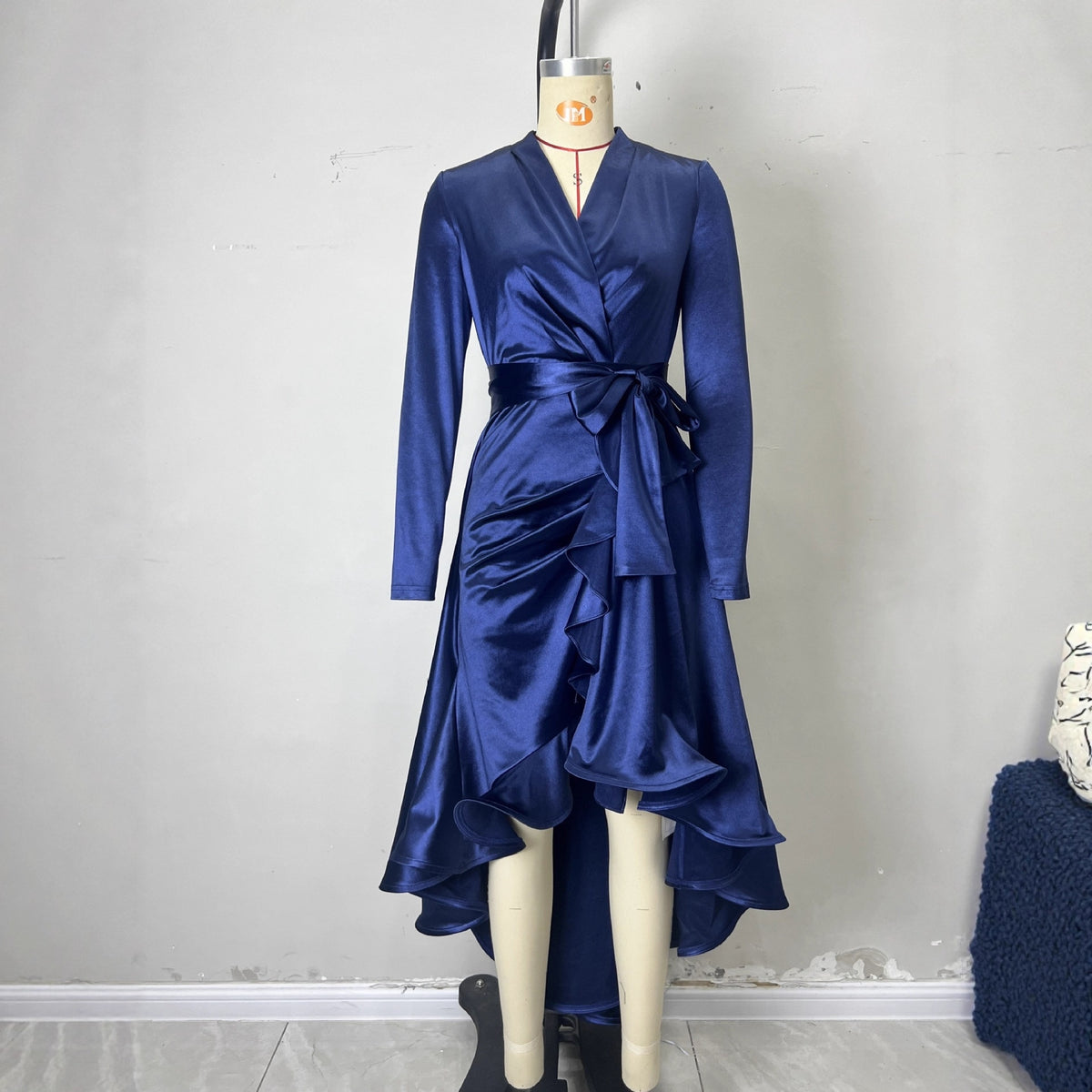 Elegantes Satin-Abendkleid mit V-Ausschnitt – Bild 3 | LuxeStyle