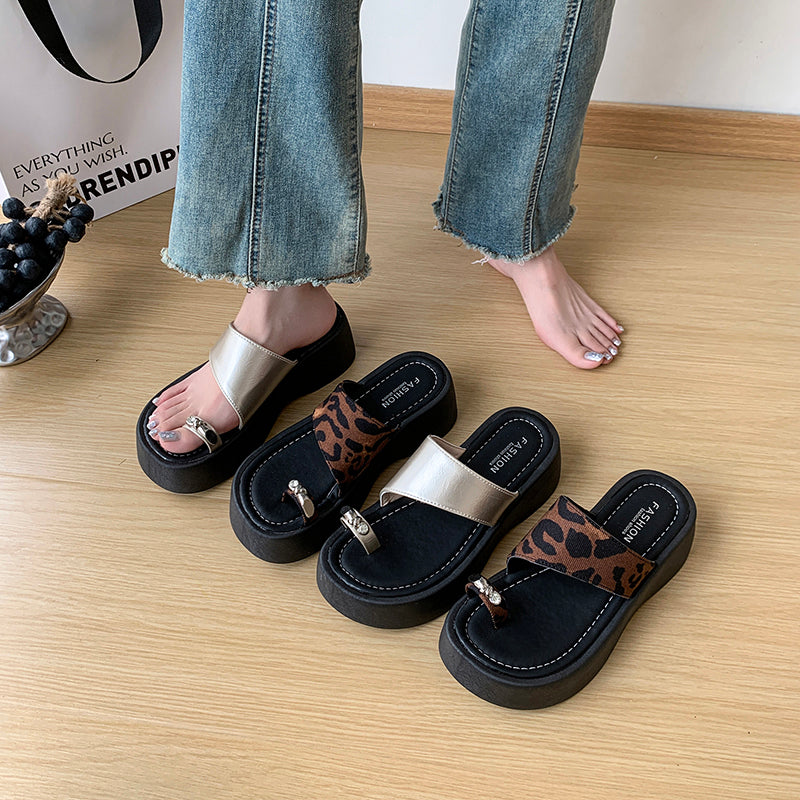 Plateau-Sandalen mit Zehensteg im Leo-Look