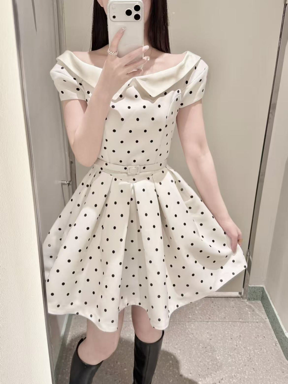 Lapelle Kleid mit definiertem Bund