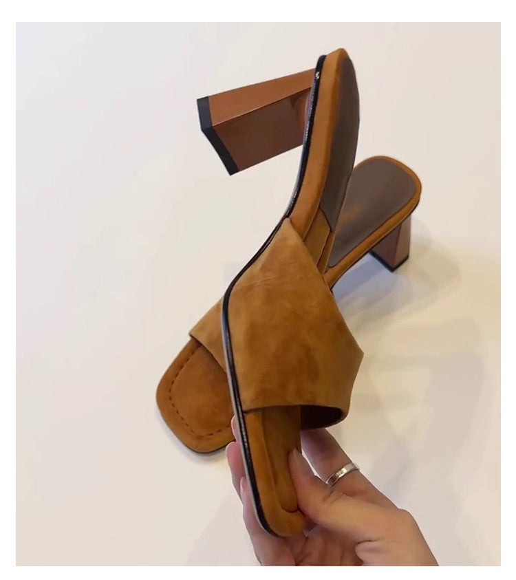 Elegante Nubuk-Sandalen mit Blockabsatz