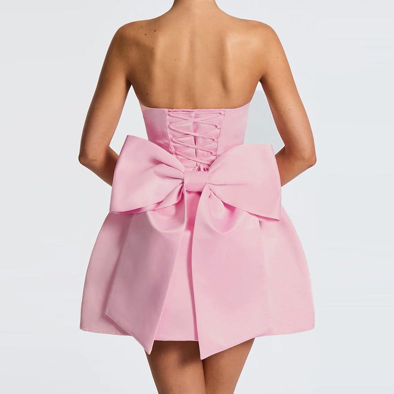 Rückenfreies Satin-Minikleid mit Schleife – Bild 4 | LuxeStyle