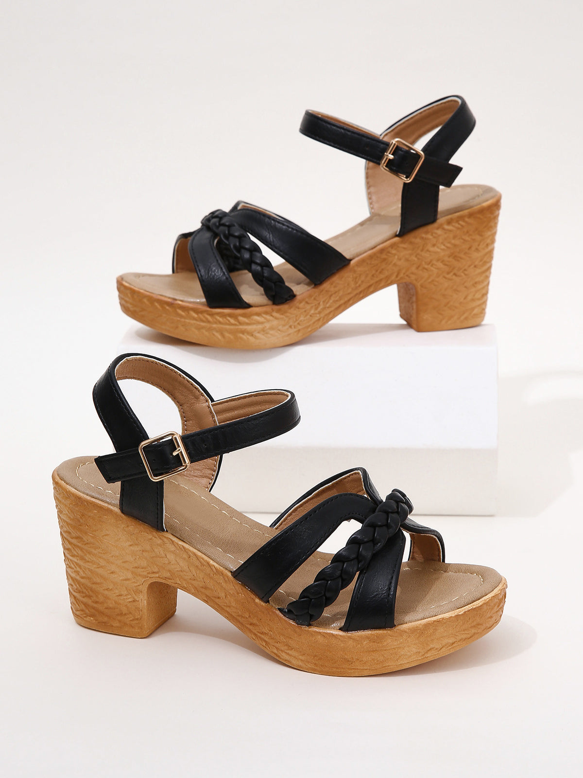 Sandalen mit klobigem Absatz und Knöchelriemen – Bild 18 | LuxeStyle