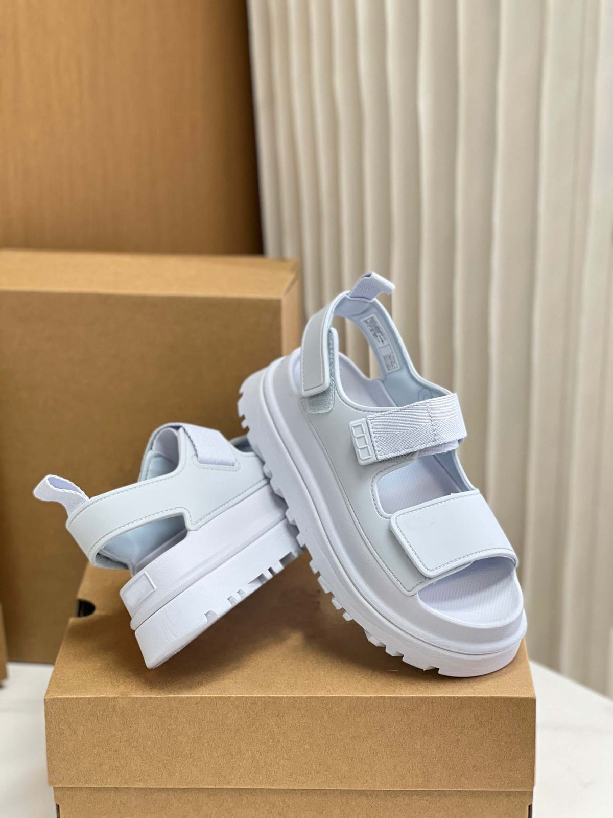 Bequeme Velcro Sandalen mit dicker Sohle – Bild 2 | LuxeStyle