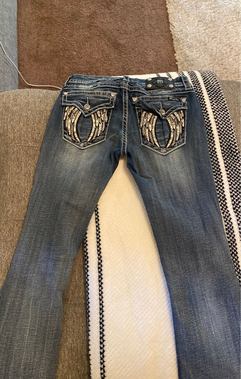 Retro Jeans mit Flügel-Stickerei & Strass