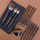 Farbe: Mit Puder-Foundation-Pinsel