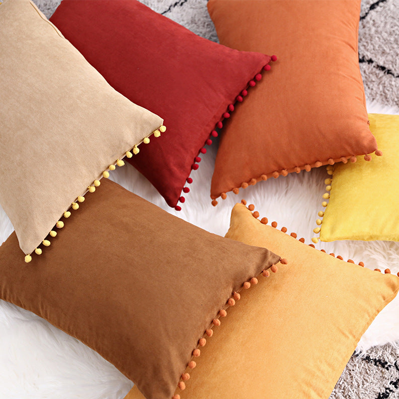 Sofa Kissen mit verspielten Bommeln – Bild 16 | LuxeStyle