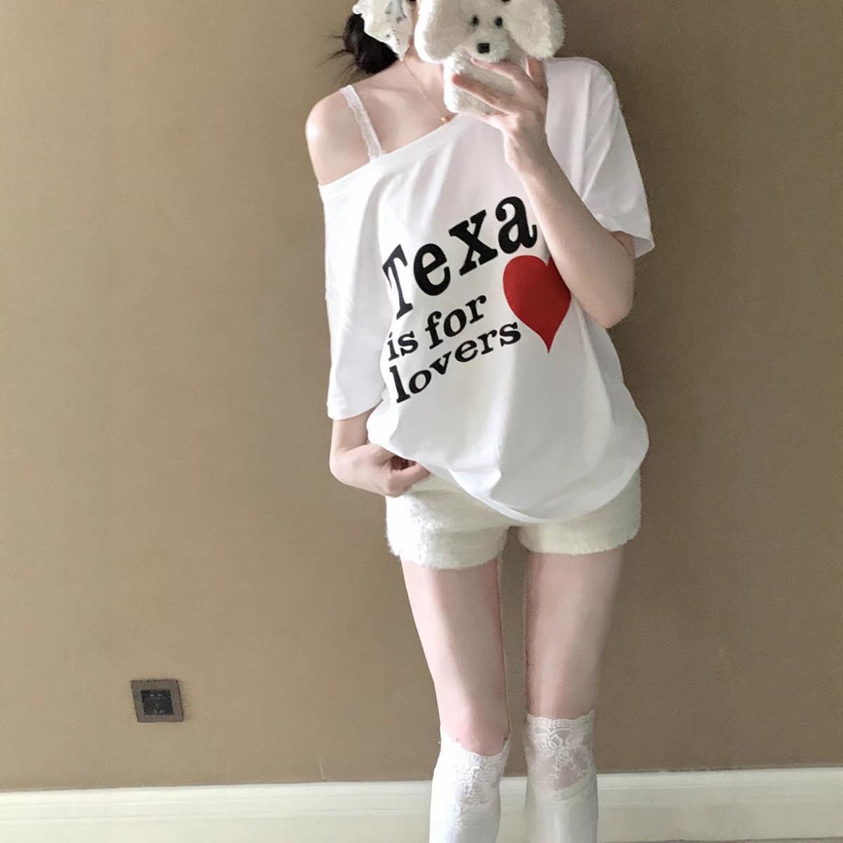Off-Shoulder T-Shirt mit Herzmuster – Bild 4 | LuxeStyle