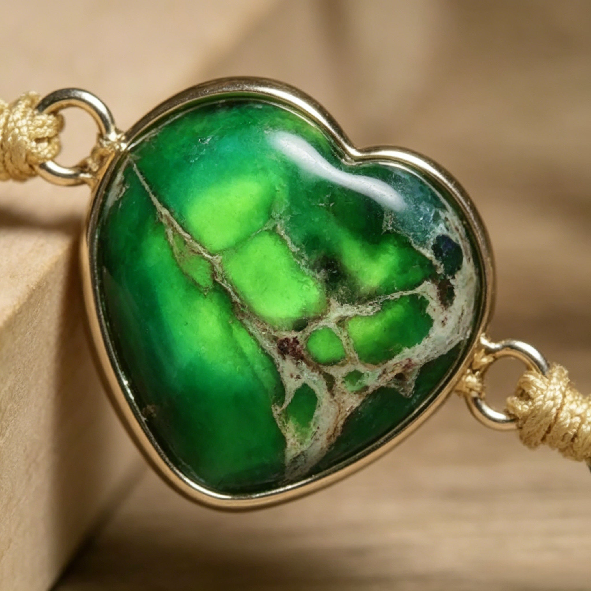 Verstellbares Naturstein-Armband mit Herz-Anhänger