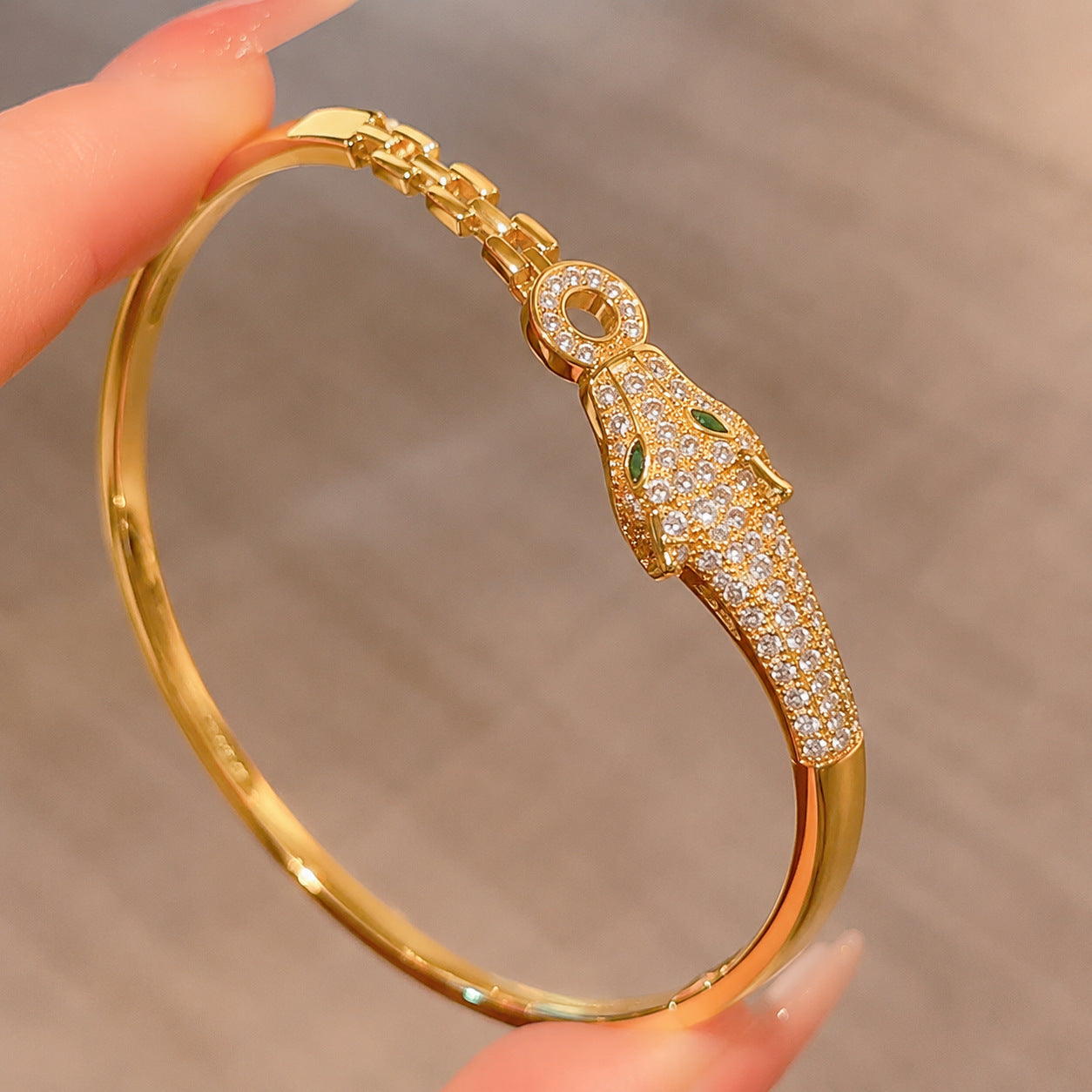Diamantbesetzter Leopard-Kopf