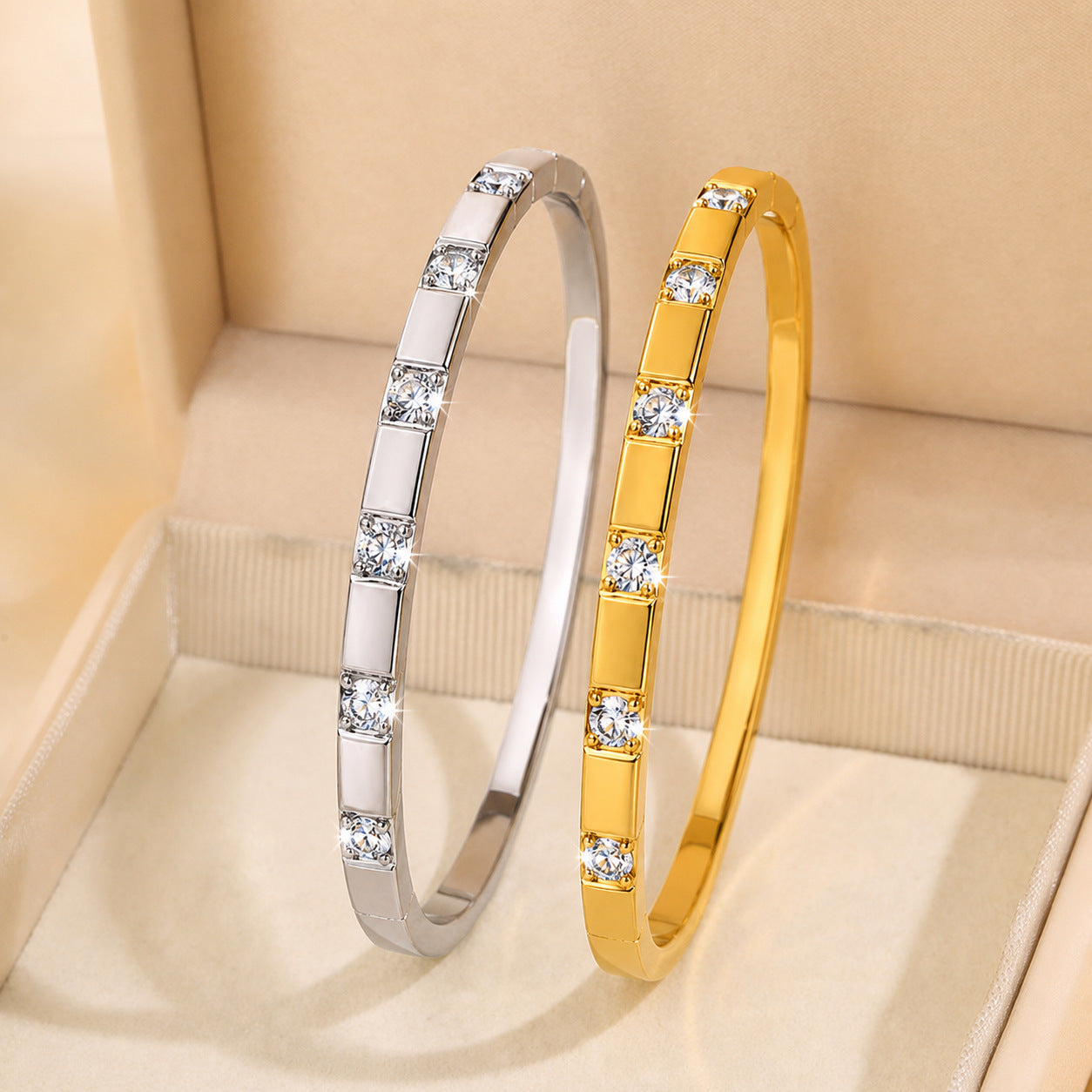Minimalistisches Armband mit funkelnden Akzenten