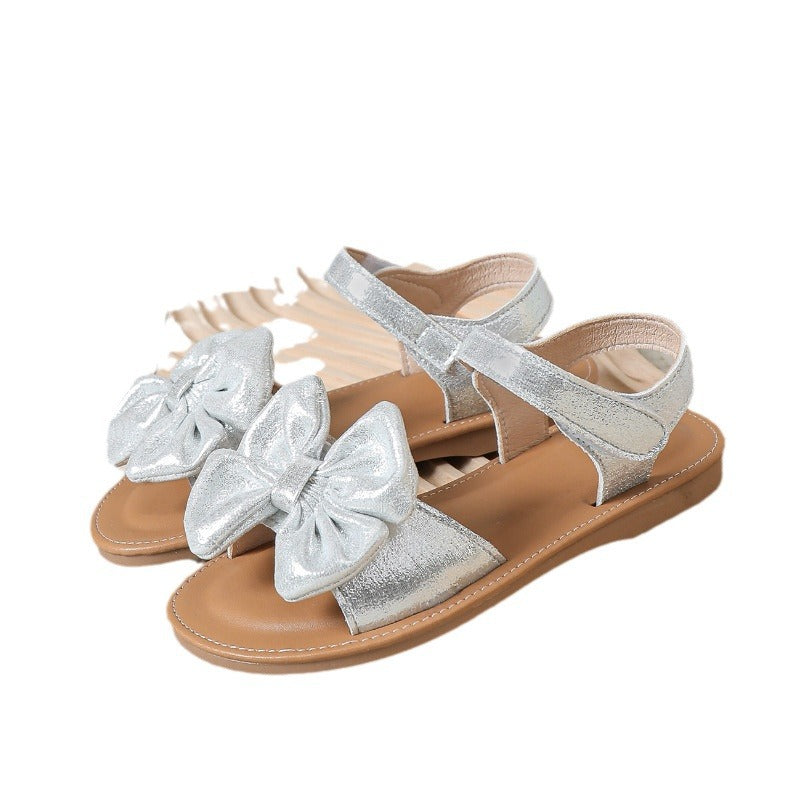 Silberne Baby- und Kinderschuhe mit Schleife