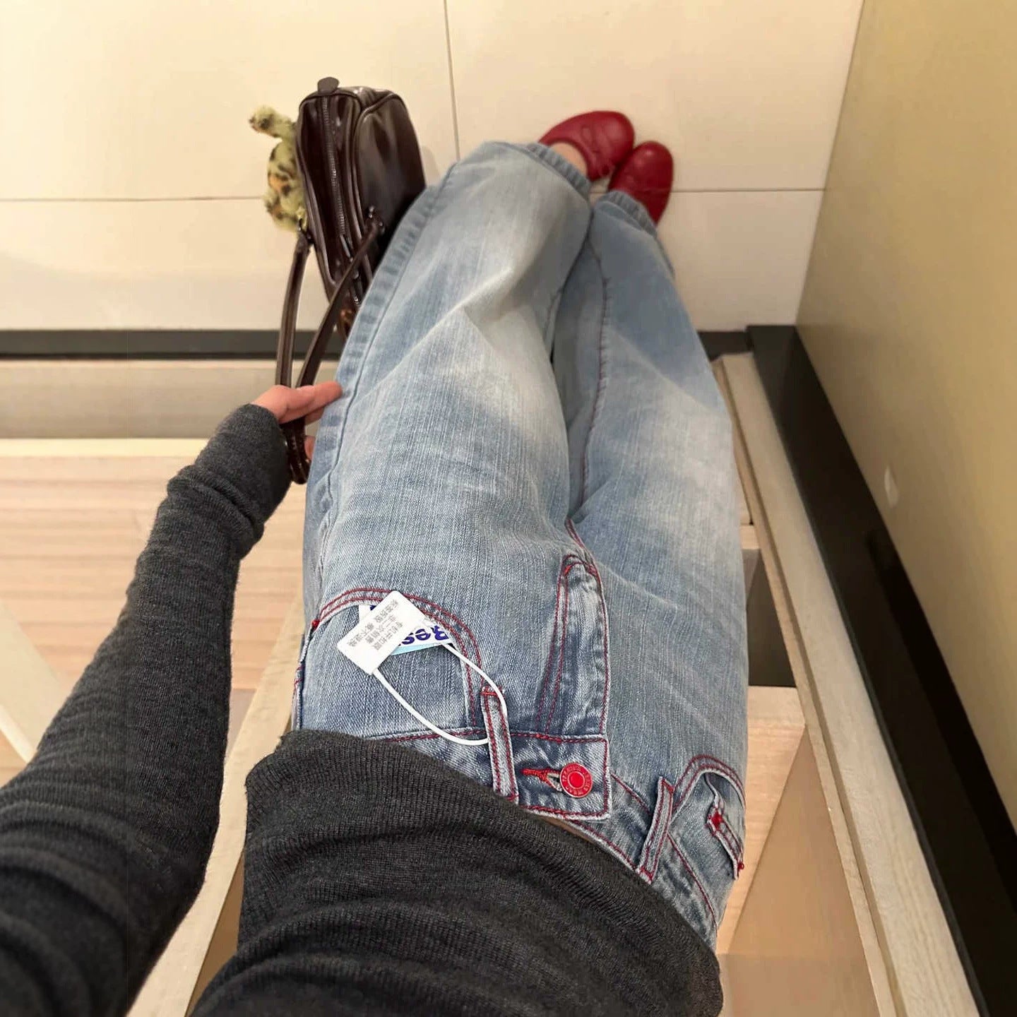 Hochtaillierte hellblaue Jeans mit Stickerei