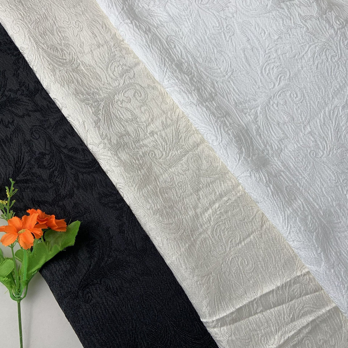 Geprägter Jacquard-Stoff aus Seide, humanoides Muster – Bild 2 | LuxeStyle