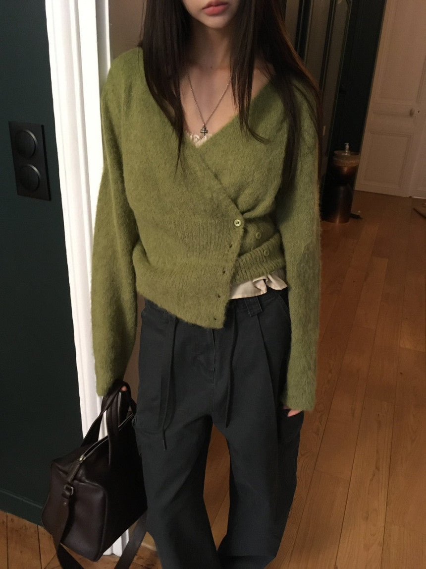Strickpullover mit diagonalen Knöpfen