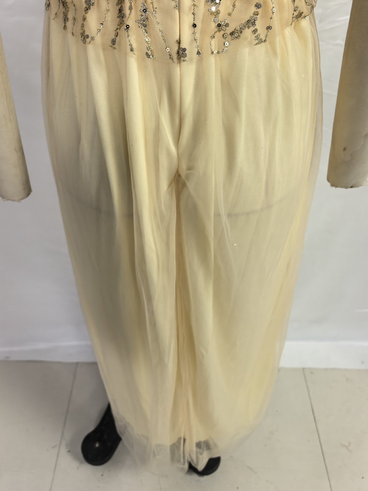 Goldenes Satin-Kleid mit V-Ausschnitt