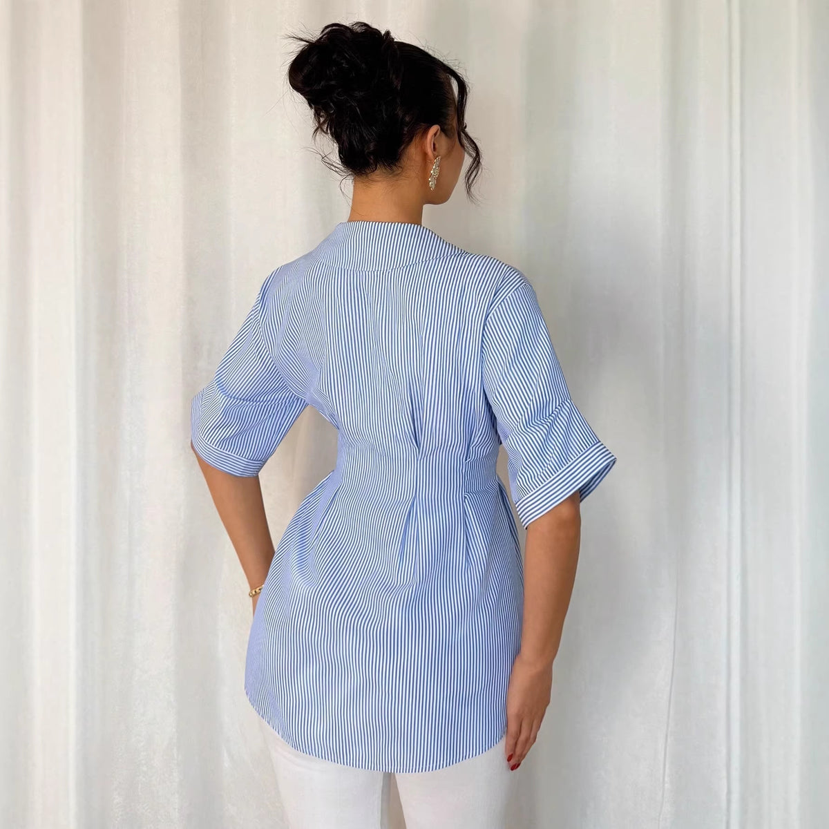 Gestreiftes V-Neck Shirt mit Taillierung – Bild 2 | LuxeStyle