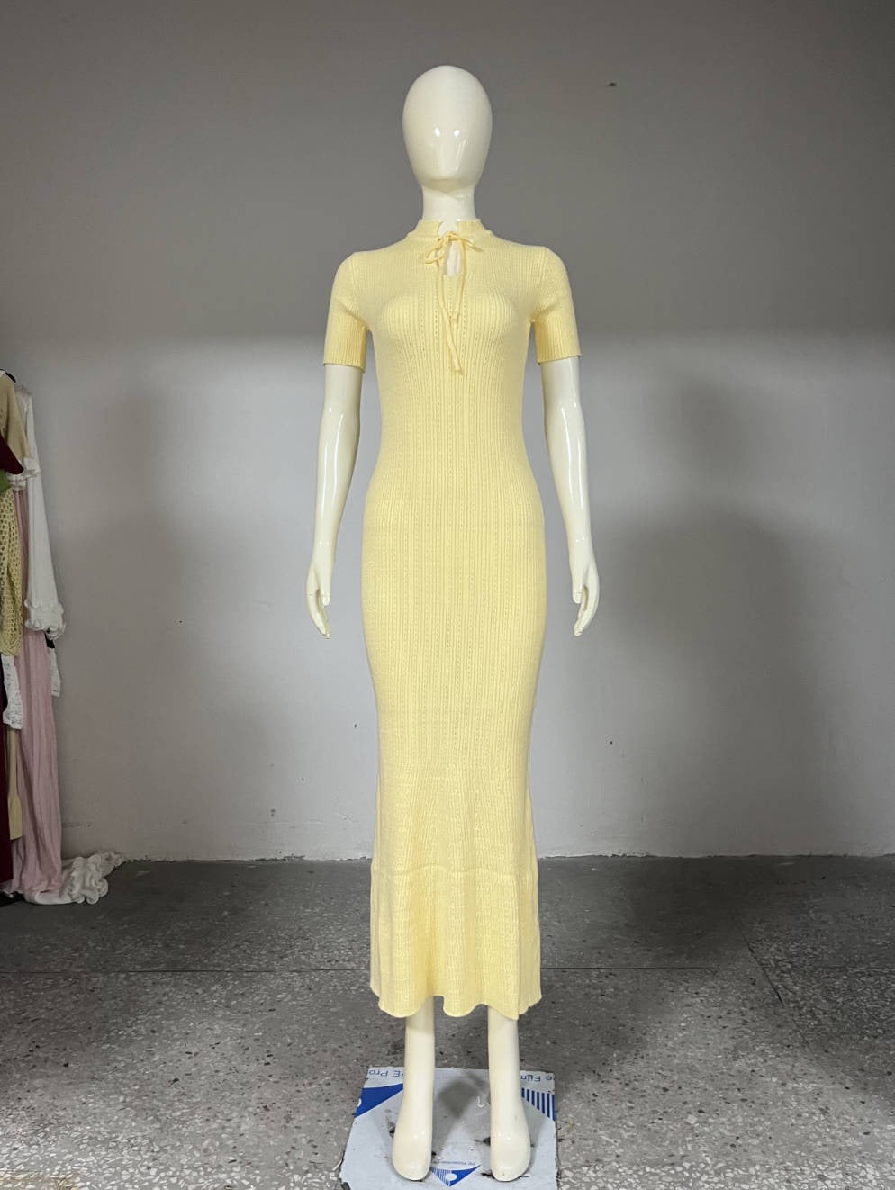 Tailliertes Strickkleid mit kurzen Ärmeln – Bild 8 | LuxeStyle
