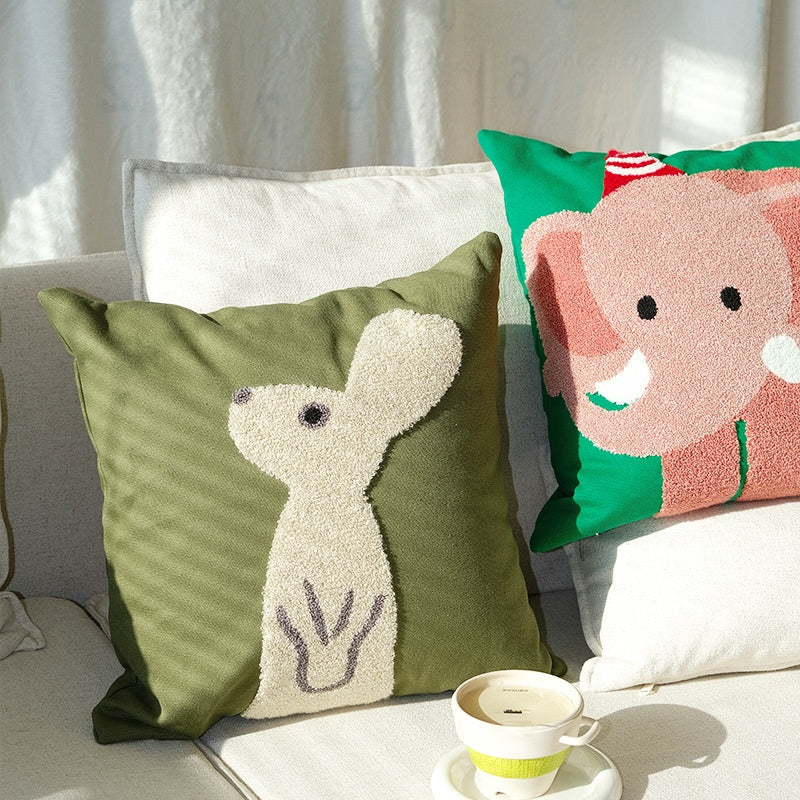 Tierisches Stickkissen aus Baumwoll-Canvas