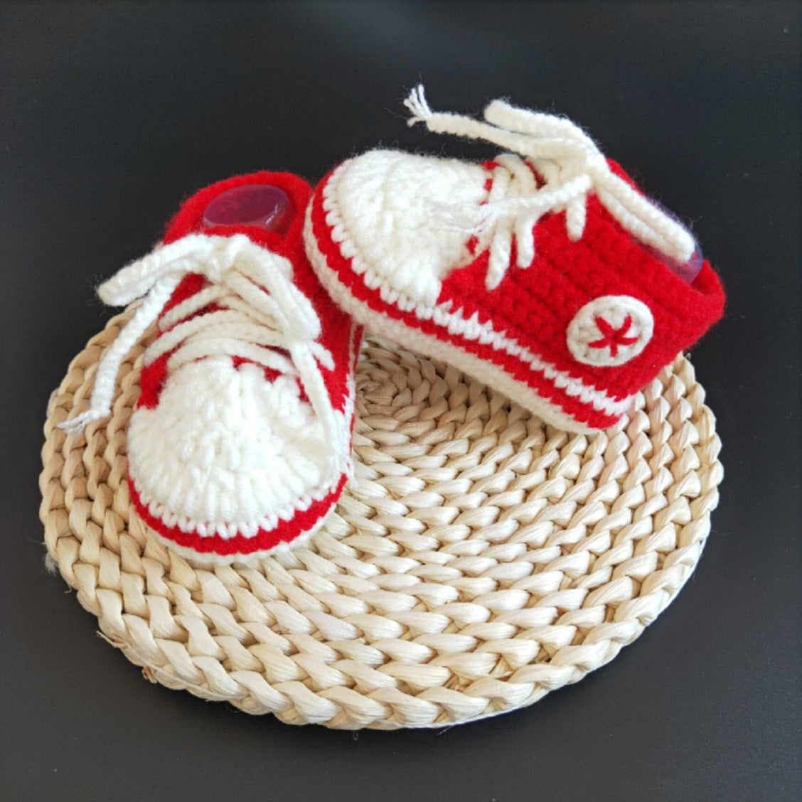 Handgestrickte Baby-Boots mit Weichsohlen
