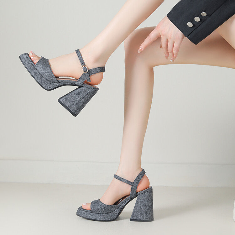 Denim-Sandalen mit Riemen und Plateau – Bild 1 | LuxeStyle