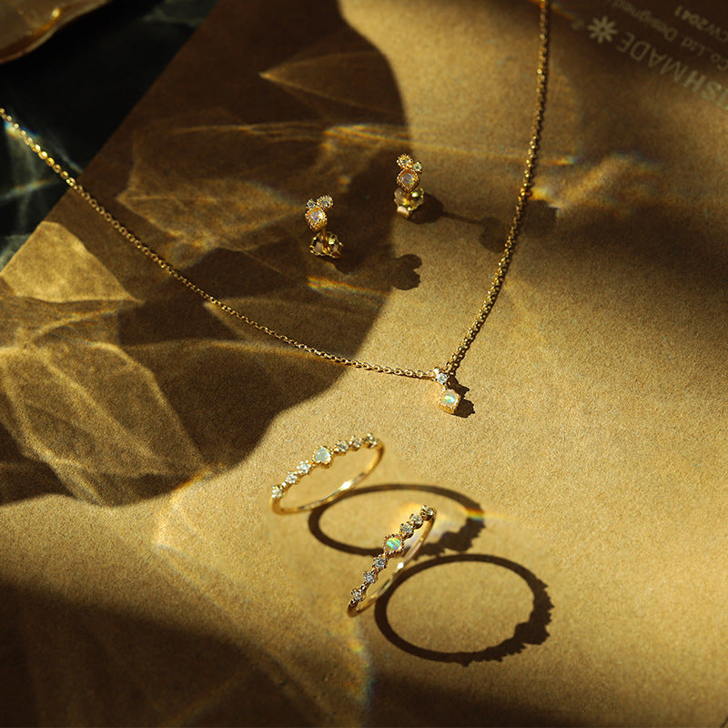 Opalring mit Iris-Effekt