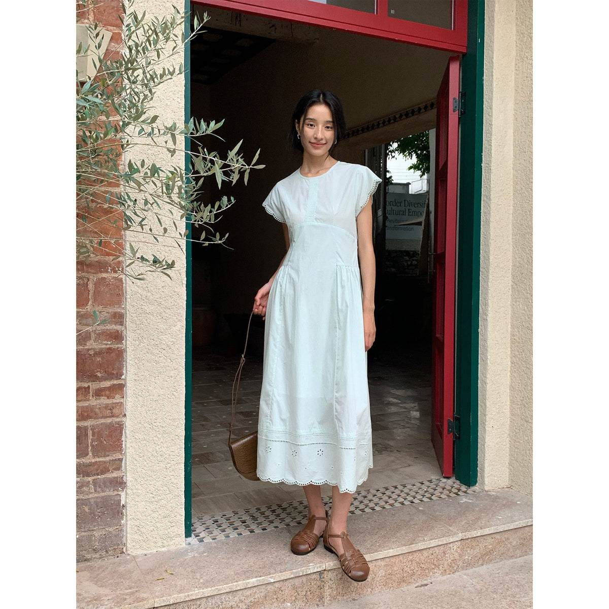 Besticktes Midikleid mit Puffärmeln | LuxeStyle