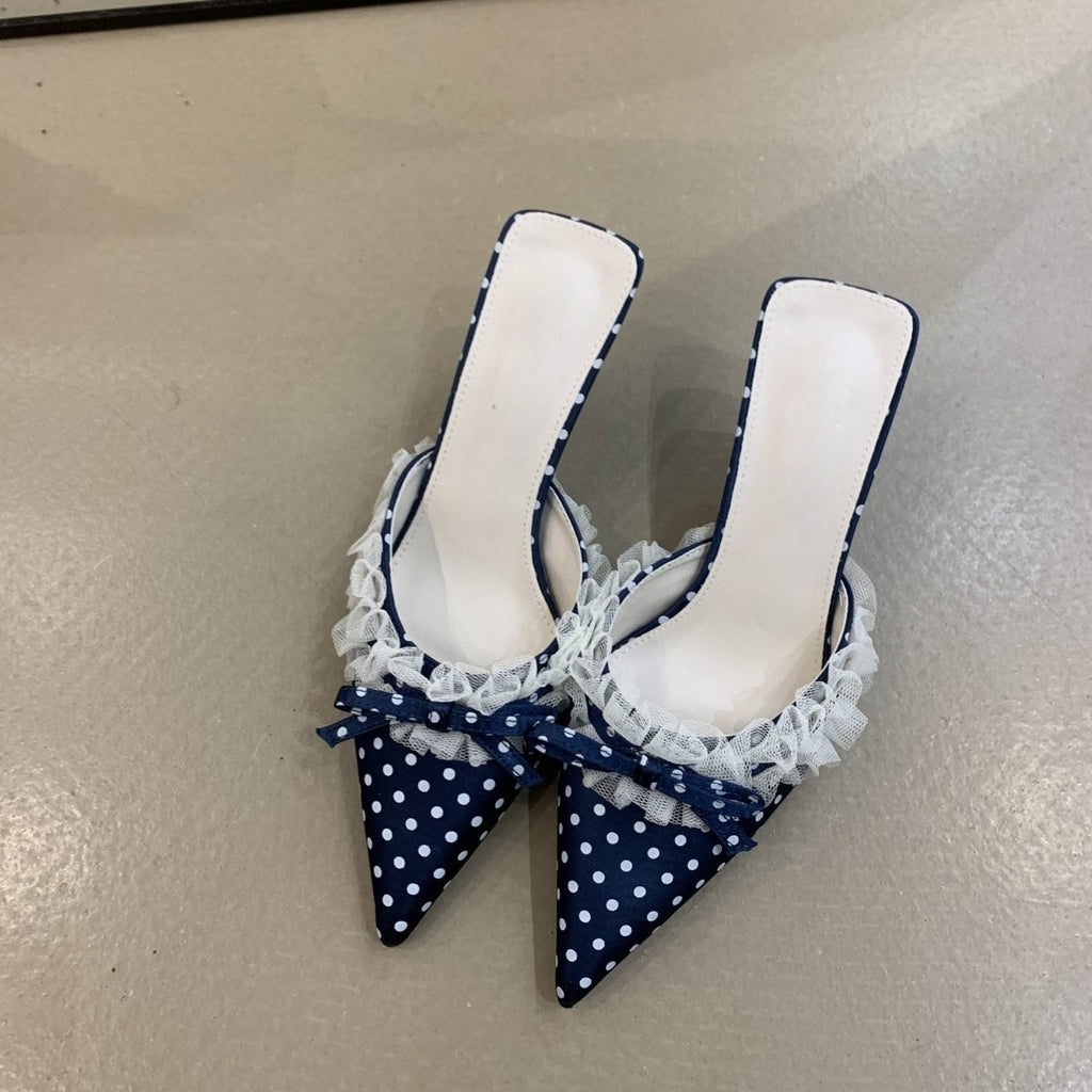 High Heels mit Polka Dots im französischen Stil
