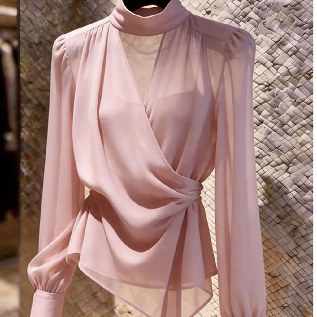 Ärmellose Satin-Bluse mit Taillenbetonung