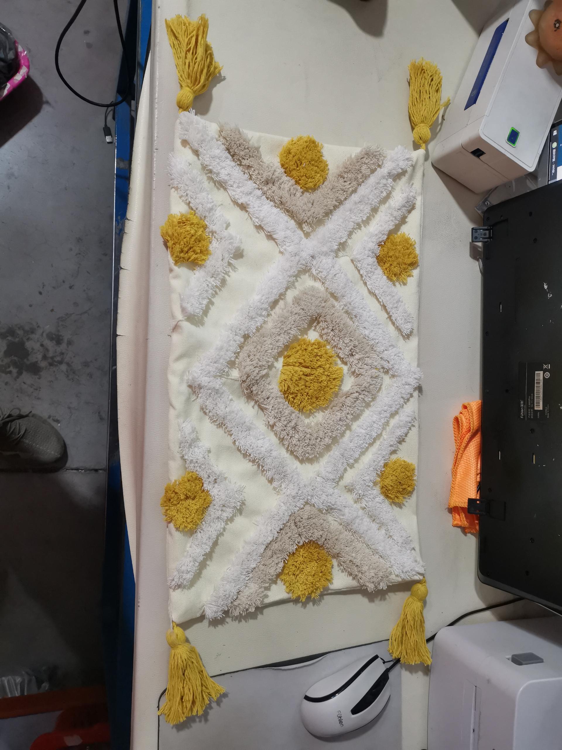 Boho Kissenhülle mit geometrischem Tufting