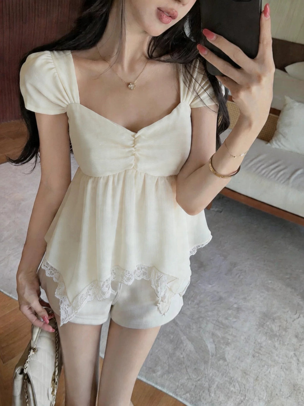 Sommerbluse mit Spitze und Rüschen