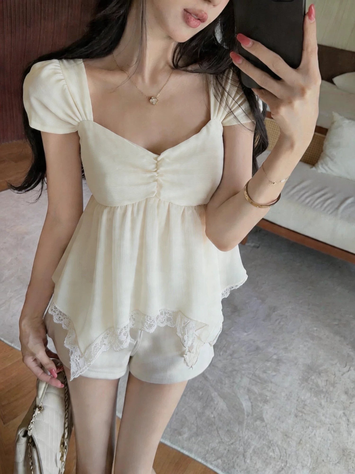 Sommerbluse mit Spitze und Rüschen