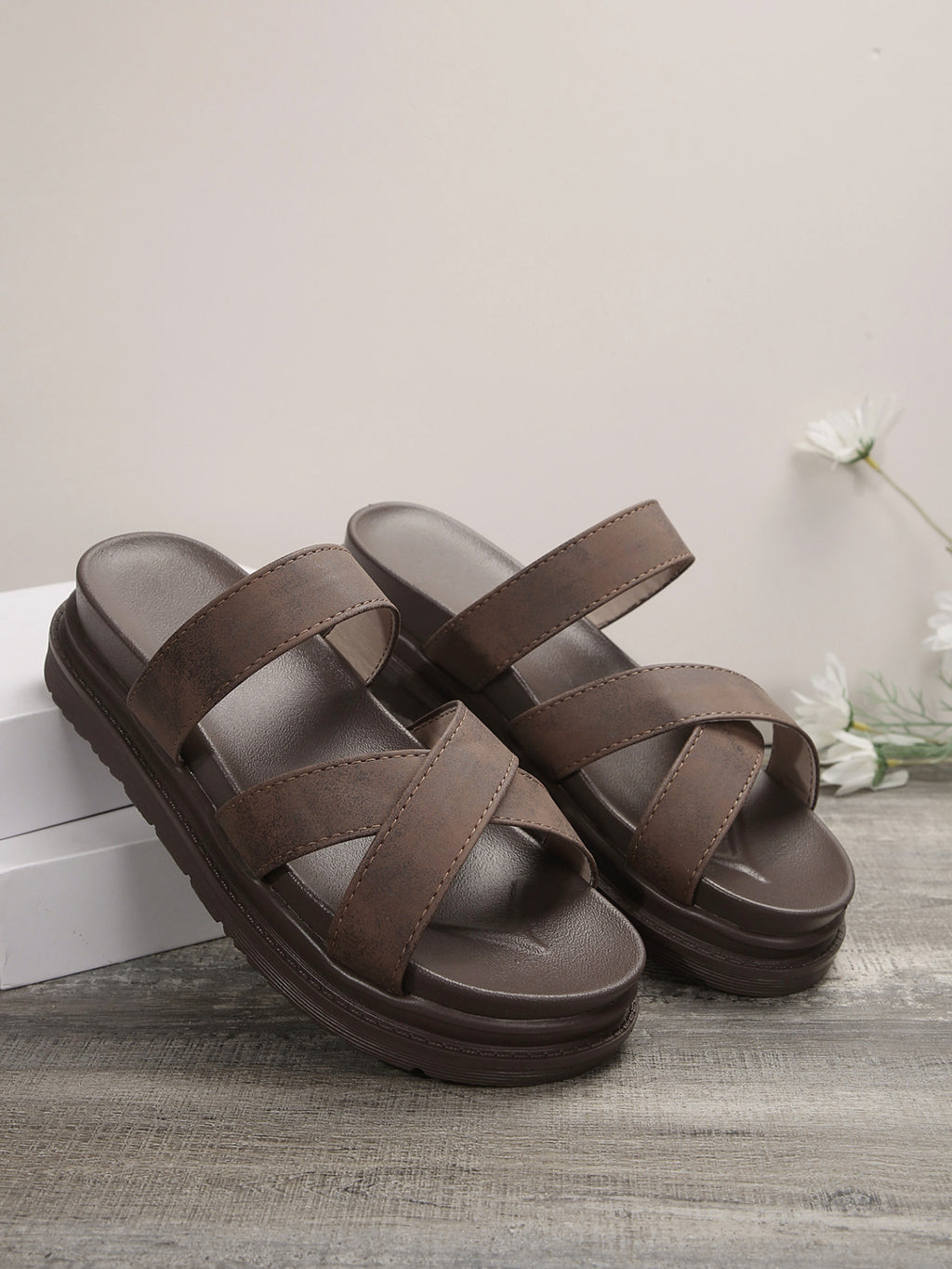 Damen-Plateau-Sandalen mit Kreuzriemen – Bild 9 | LuxeStyle
