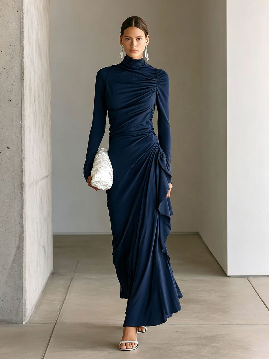Elegantes, hochgeschlossenes Plissee-Kleid