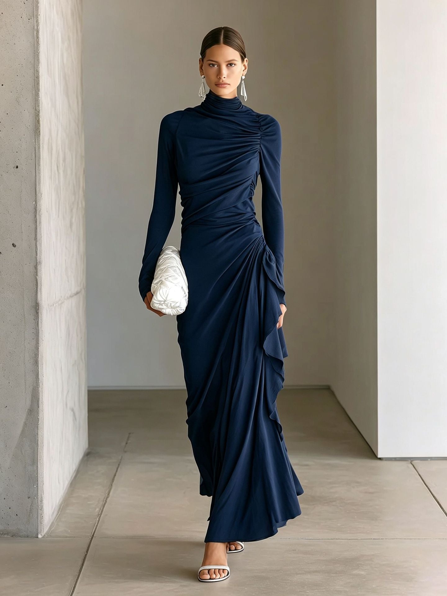 Elegantes, hochgeschlossenes Plissee-Kleid