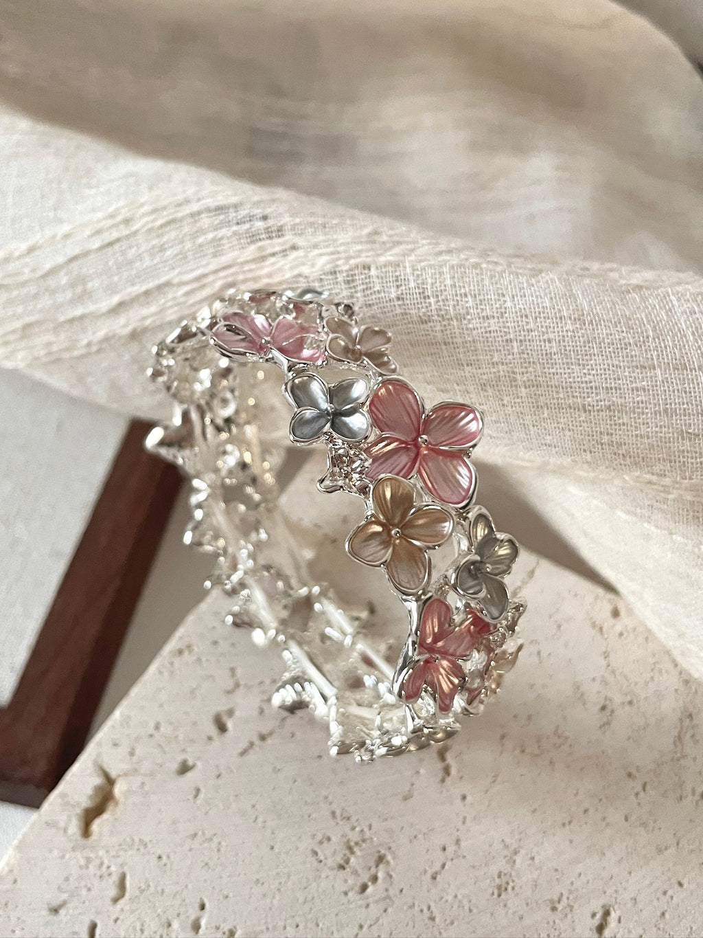 Armband Kleine Kirschblüten aus Emaille – Bild 4 | LuxeStyle