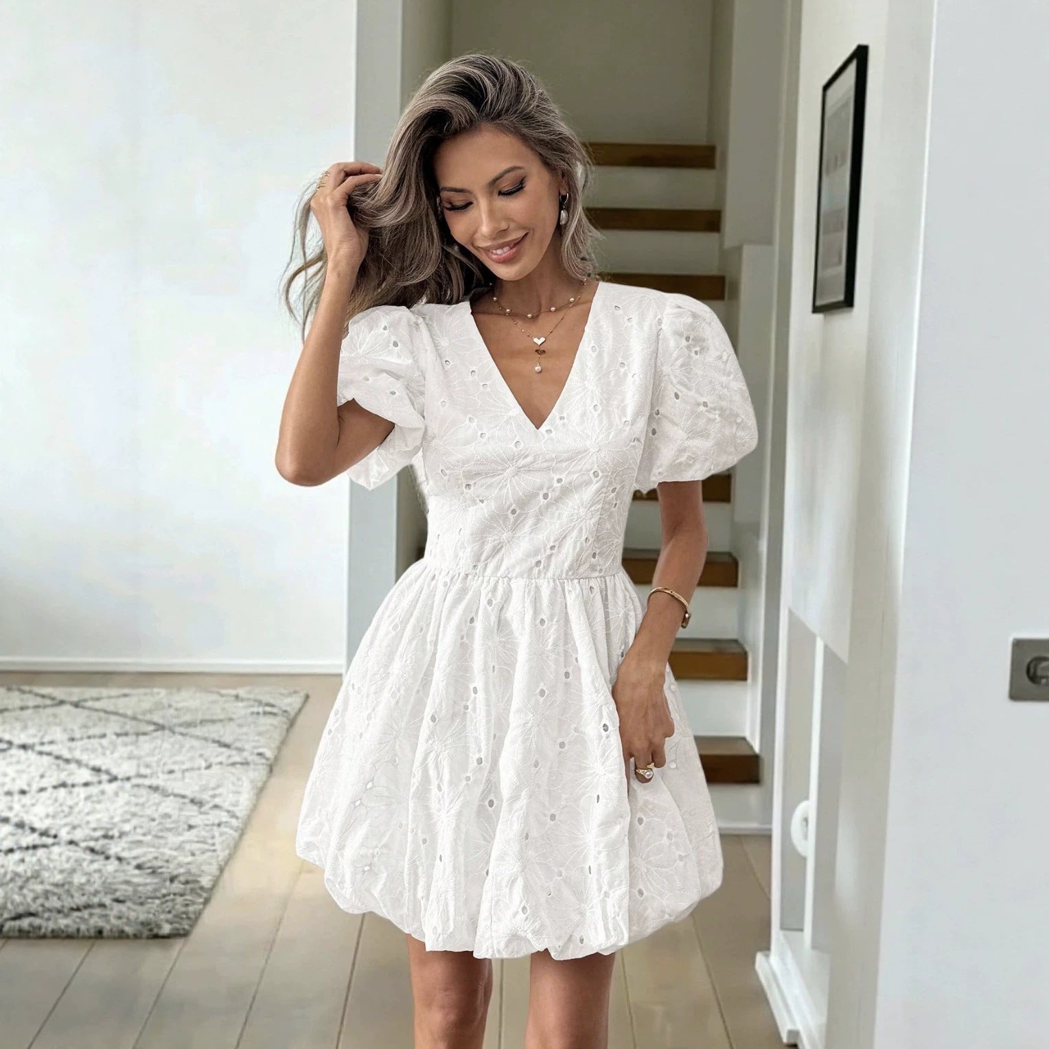 Kurzes Bodycon-Kleid mit V-Ausschnitt und Stickerei