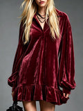 Samtkleid mit Rüschensaum