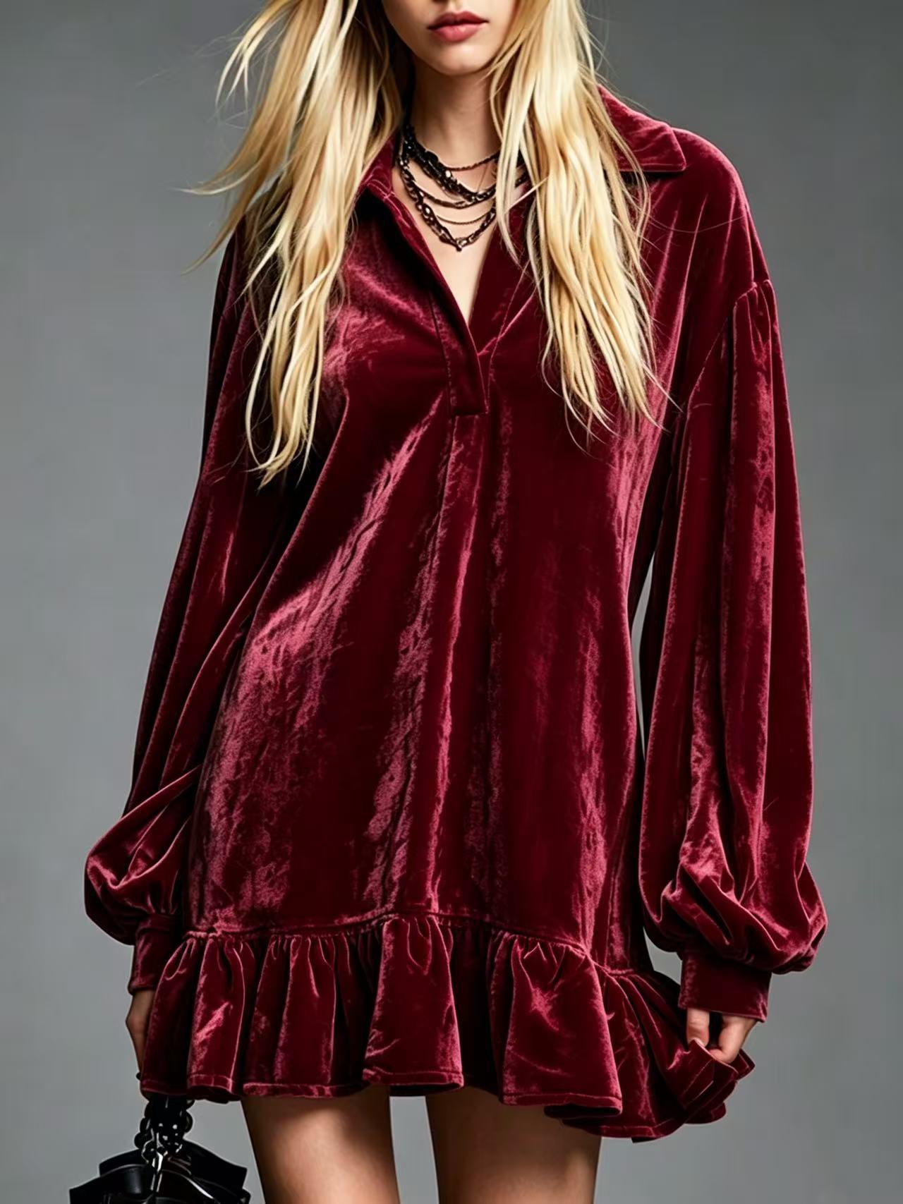 Samtkleid mit Rüschensaum